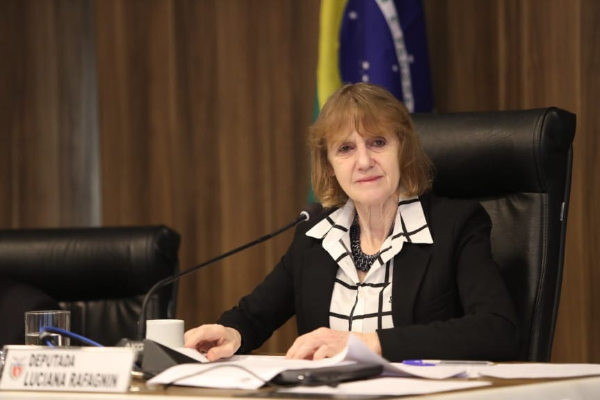 “Por mês são cerca de 200 novos processos, o que tem sobrecarregado o quadro de profissionais e prejudicado a prestação do serviço à população”, diz Luciana.