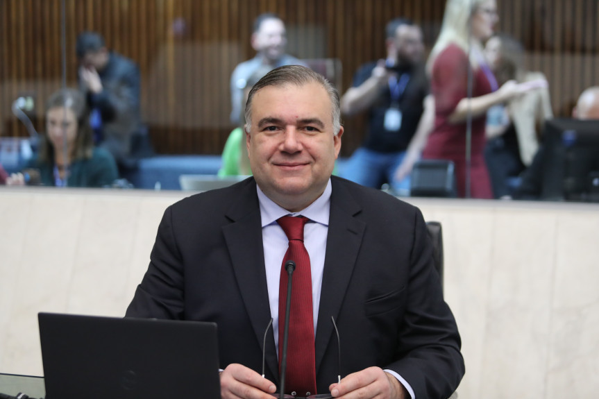 Odeputado Ney Leprevost (União) assina a matéria juntamente com os deputados Delegado Jocovós (PL) e Tito Barichello (União).