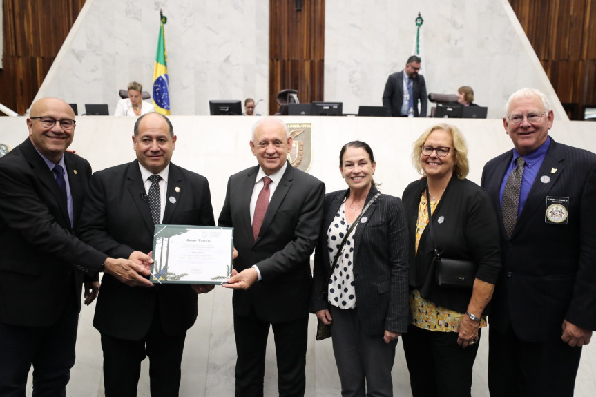 Homenagem ocorreu durante o Grande Expediente da sessão plenária desta segunda-feira (7).
