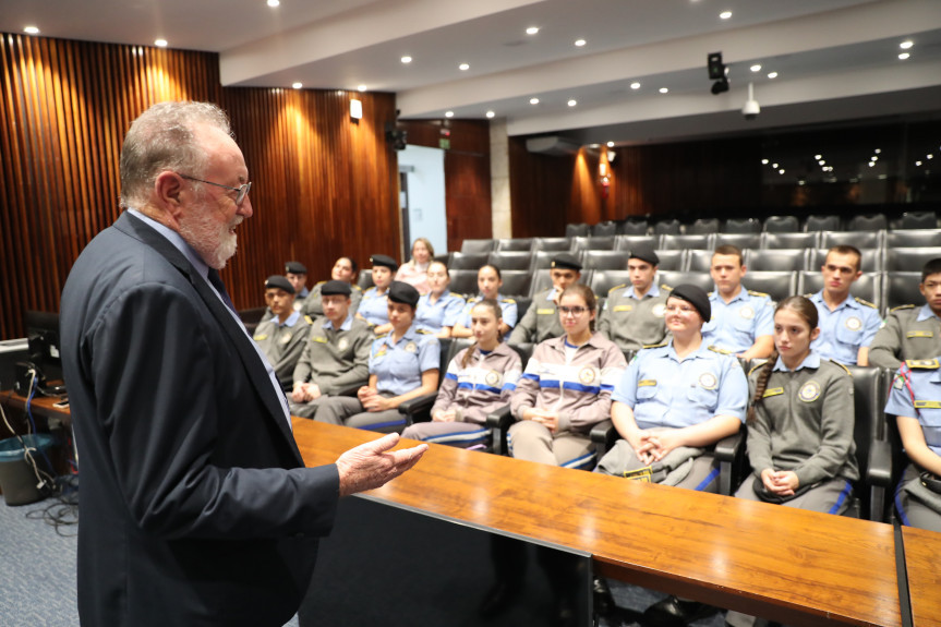 Alunos foram recebidos pelo deputado Tercilio Turini (MDB).