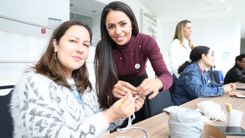 A educadora social Olívia de Carvalho Vivi (à esq.) ao lado da professora Juliane Gonçalves.