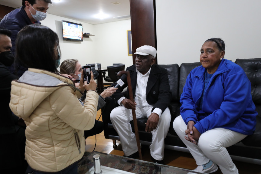 Os pais de santo, Feliciano Rodrigues e Tereza Rosa de Oliveira Rodrigues recebem o título de Cidadania Benemérita do Paraná.