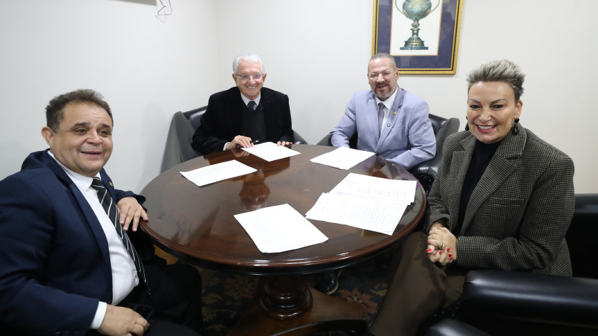 Grupo de trabalho se reuniu nesta segunda-feira (07) para analisar diversos projetos.