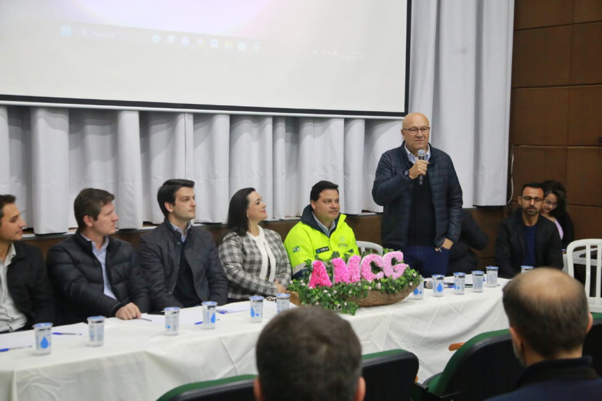 A parceria da Assembleia Legislativa com o Estado, segundo Romanelli, está levando o programa "Asfalto Novo, Vida Nova" para 155 cidades com até 25 mil moradores, num investimento de R$ 500 milhões.