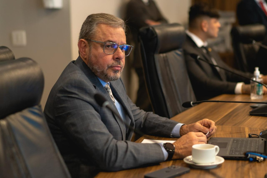 "É essencial que existam mecanismos de responsabilização para os institutos de pesquisa que falharem na sua função de fornecer dados precisos e confiáveis”, diz o deputado.