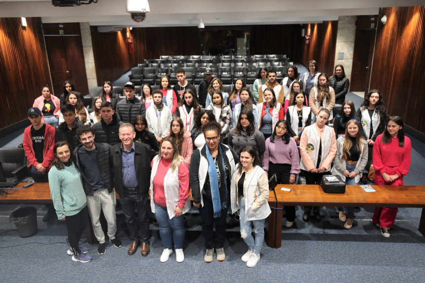 Alunos foram recebidos pelo deputado Professor Lemos (PT), no Plenarinho da Casa.