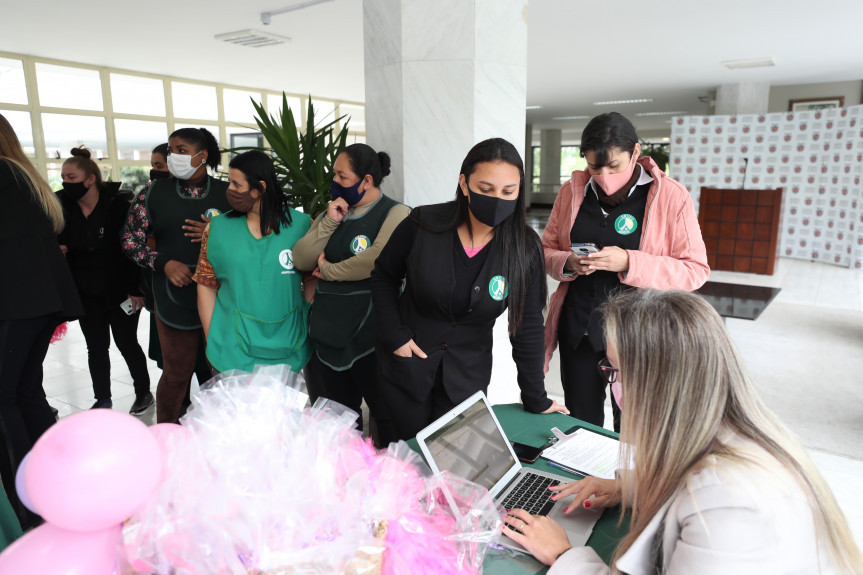 Ação Eu me Cuido mobilizou servidoras terceirizadas da Assembleia Legislativa na campanha do Outubro Rosa.