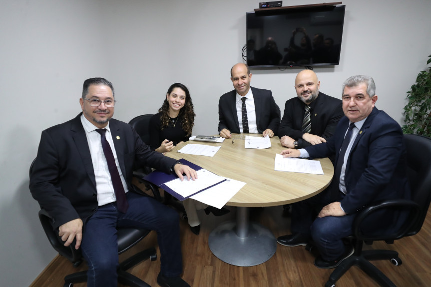 Comissão reuniu-se após a sessão plenária desta segunda-feira (7).