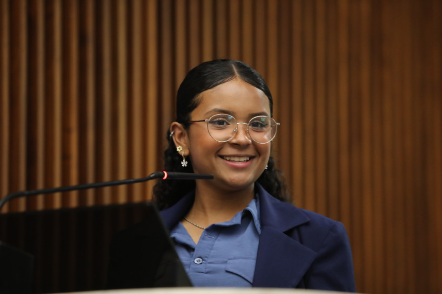 A estudante Ana Rafaella Costa Reginaldo, do Colégio Cívico Militar Olavo Bilac, de Ubiratã, usou a tribuna para falar em nome de todos os classificados.