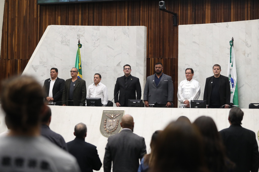 Solenidade ocorreu na noite desta quinta-feira (18), no Plenário da Assembleia Legislativa do Paraná.