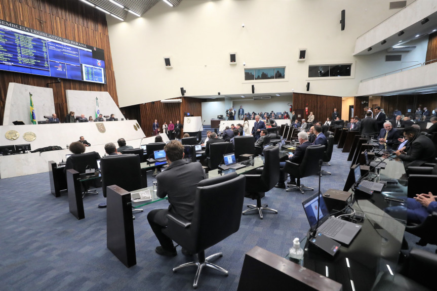 Durante a sessão plenária desta segunda-feira (29) os parlamentares apreciaram uma pauta de votações composta por 13 itens.