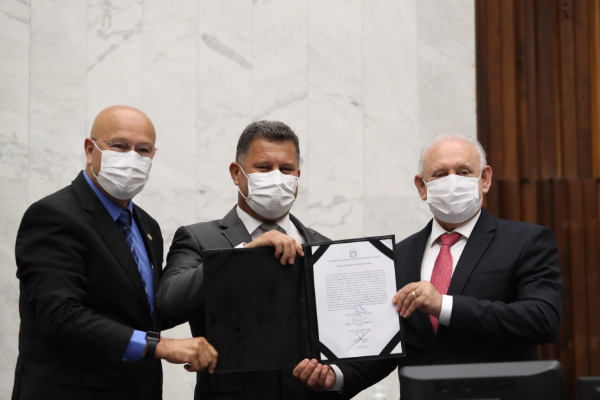 Deputado Adelino Ribeiro assume a função de deputado estadual.