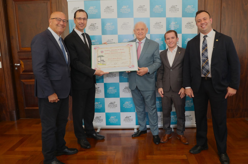 Entrega do título ocorreu no Gabinete da Presidência na manhã desta segunda-feira (1º).