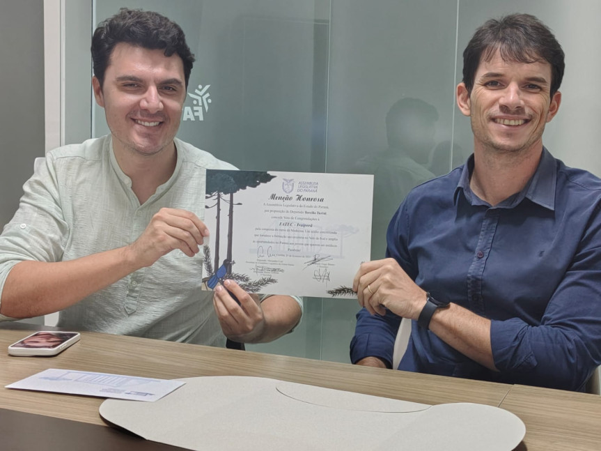 O coordenador de Medicina Bruno Maschio Neto e o coordenador adjunto João Felipe Marques da Silva com o diploma de Menção Honrosa da Assembleia Legislativa.