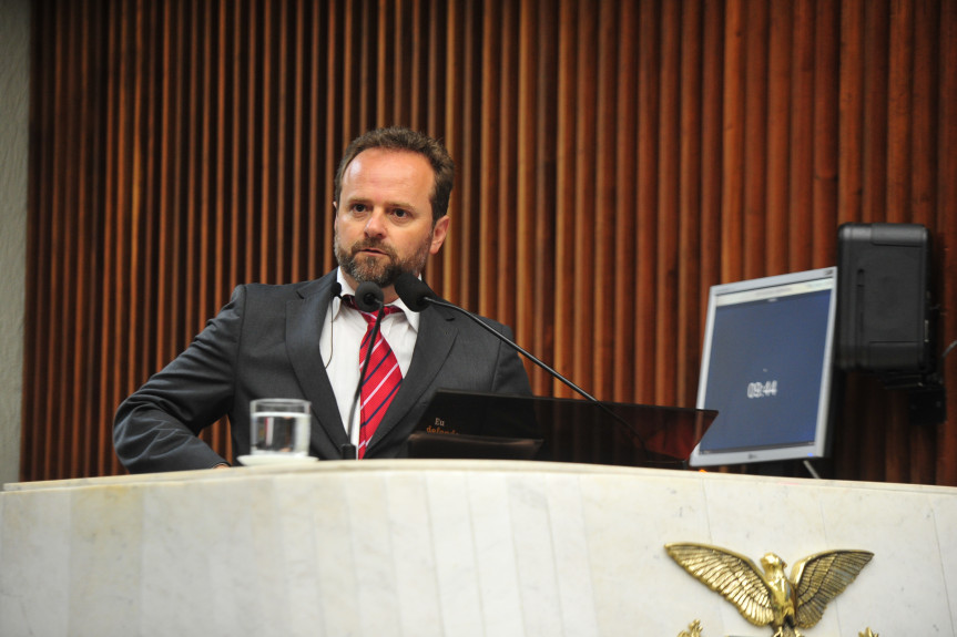 A convite dos deputados Requião Filho (MDB) e Tadeu Veneri (PT), o presidente do Sindipetro, Roni Anderson Barbosa, falou sobre os impactos da privatização da Petrobras no Paraná.
