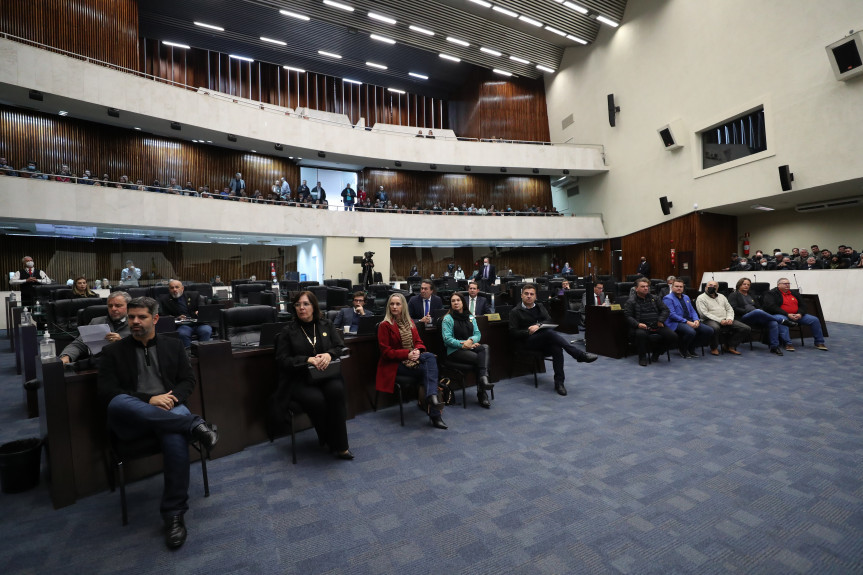 Dezenas de prefeitos estiveram na Assembleia Legislativa em mobilização pela liberação dos recursos da multa da Petrobrás.