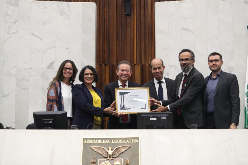 Solenidade ocorreu na noite desta segunda-feira (1º), no Plenário da Assembleia Legislativa do Paraná.