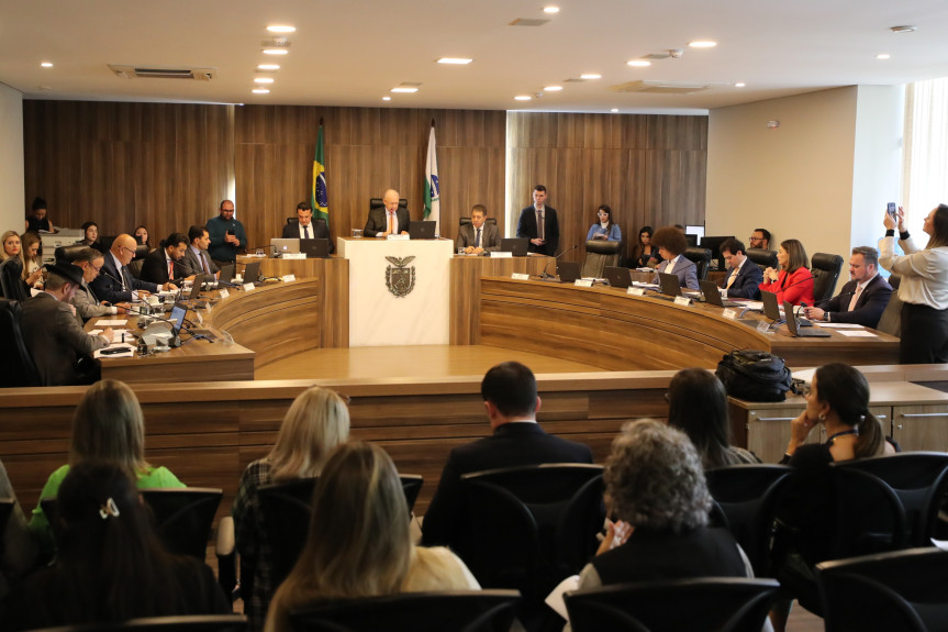 Reunião ocorreu no início da tarde desta terça-feira (15), no Auditório Legislativo.