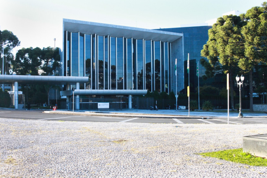 Projetos que tratam do videomonitoramento de obras, dxepa da vacina e do auxílio ao setor cultural em discussão na sessão plenária de segunda-feira (16) da Assembleia Legislativa do Paraná.