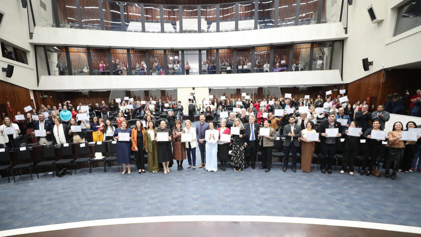 Profissionais da enfermagem receberam certificado de menção honrosa em Plenário.