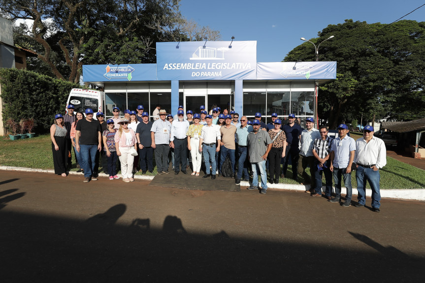 Parlamentares e visitantes em frente ao estande da Assembleia na ExpoLondrina 2023.