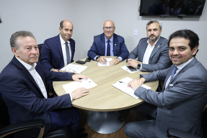 Reunião ocorreu no início da tarde desta segunda-feira (8).