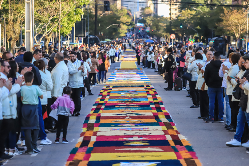 O Corpus Christi de Curitiba é considerado o maior do Brasil e um dos maiores do mundo.