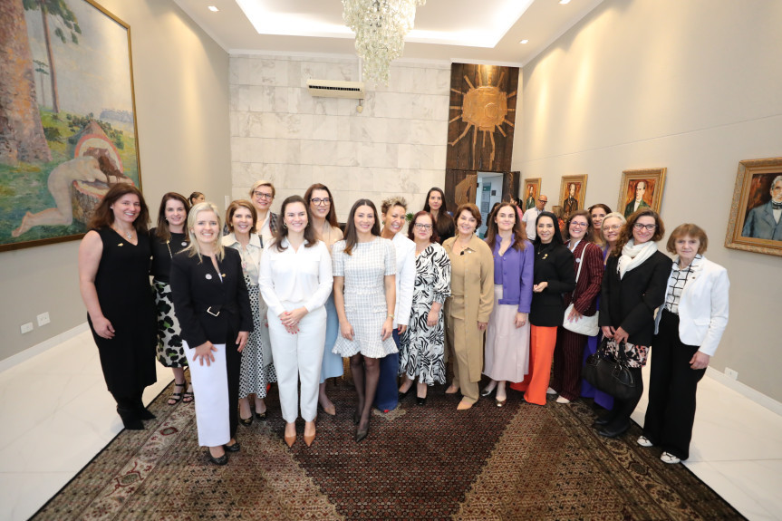 A reunião foi conduzida pela líder da Bancada Feminina, deputada Mabel Canto (PSDB), e contou com a participação de desembargadoras, juízas e participantes do grupo Antígona, composto por mais de 200 magistradas ativas e inativas do TJ-PR.