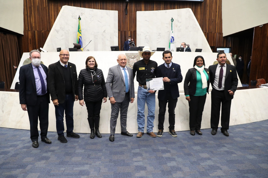 O peão de boiadeiro sertanopolense, Assyrio José Reinaldo Dias, recebeu menção honrosa por vencer etapa da Expo Londrina de montaria em touros.