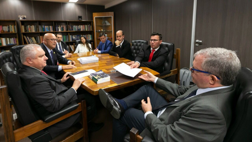 Deputados entregam ao TCU relatório técnico sobre pedágios do Paraná