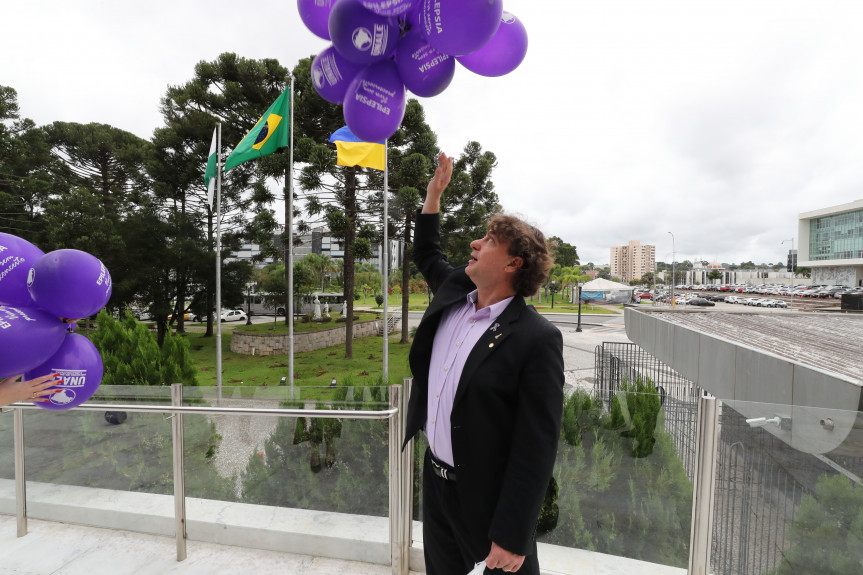 Soltura de balões e iluminação especial da Assembleia Legislativa reforçam ações de conscientização sobre a epilepsia.