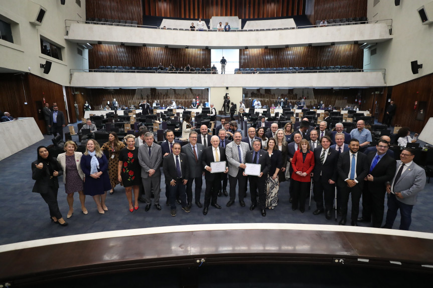 Homenagem ocorreu no inicio da sessão plenária desta segunda-feira (23).