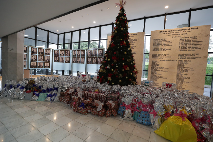 Funcionários terceirizados da Assembleia recebem doações da Campanha de Natal.