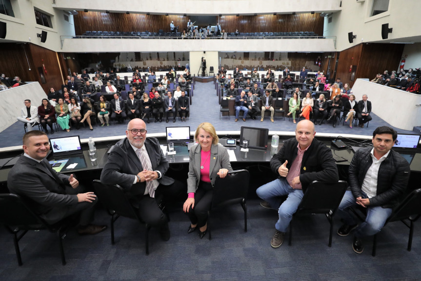 Solenidade aconteceu na noite desta segunda-feira (29), no Plenário da Assembleia Legislativa do Paraná.