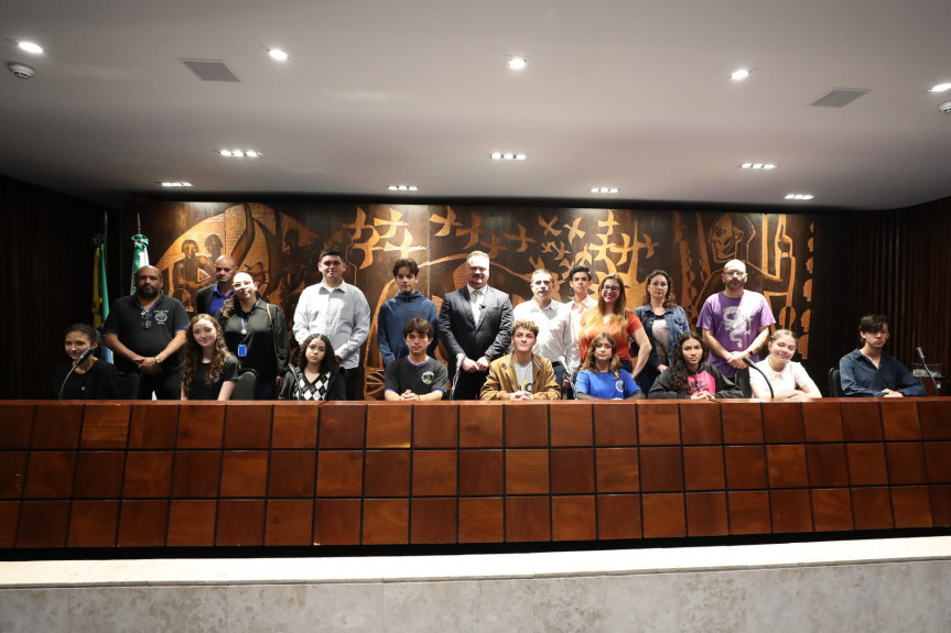 Jovens Parlamentares, de Fazenda Rio Grande, foram recebidos pelo deputado Alisson Wandscheer (SD).