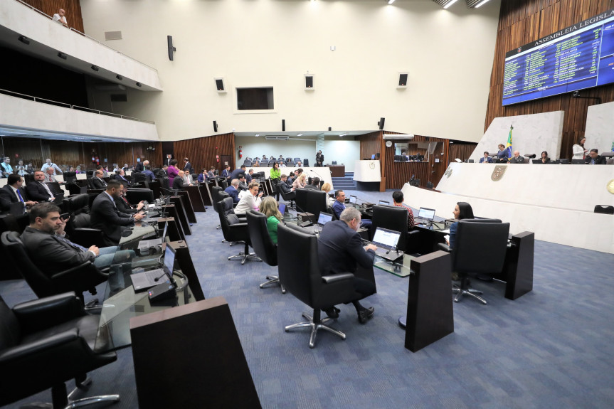 O PL 350/2019 designa como “sala de acolhimento” um espaço diferenciado nas delegacias de polícia comuns, existentes nos municípios paranaenses, para separar do atendimento das ocorrências em geral as notificações de violência doméstica e familiar contra as mulheres.