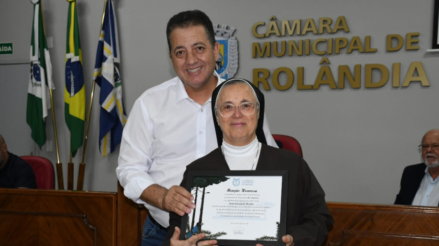 Deputado Cobra Repórter (PSD) com a homenageada, Irmã Elizabeth Mendes.