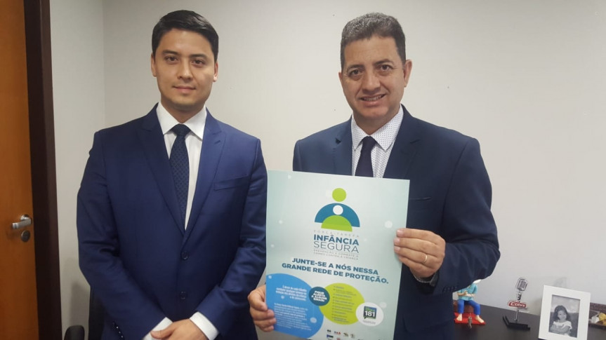 Deputado Cobra Repórter (PSD) com o delegado federal e chefe do Departamento de Justiça, Felipe Hayashi.
