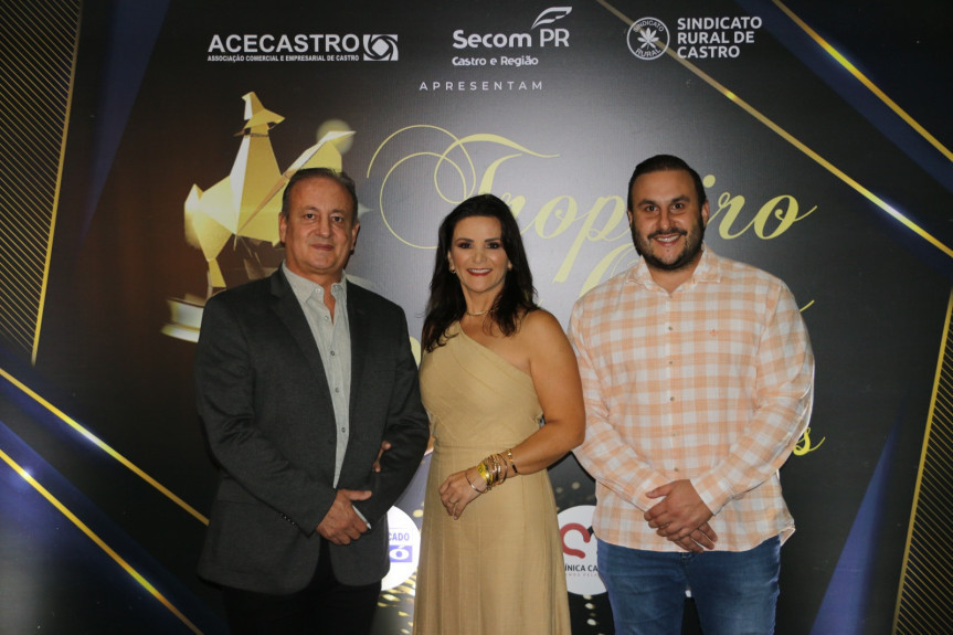 O deputado Moacyr Fadel, a secretária Michele Fadel e o presidente da Câmara, Neto Fadel, prestigiam homenagem aos empresários de Castro.