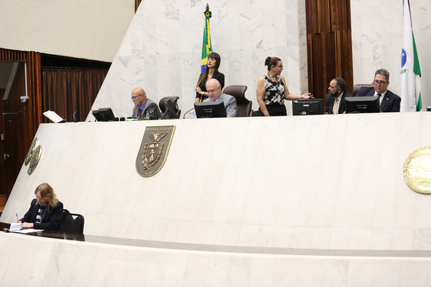 Presidente Traiano faz a leitura de mensagem governamental durante a sessão plenária desta quarta-feira (11).