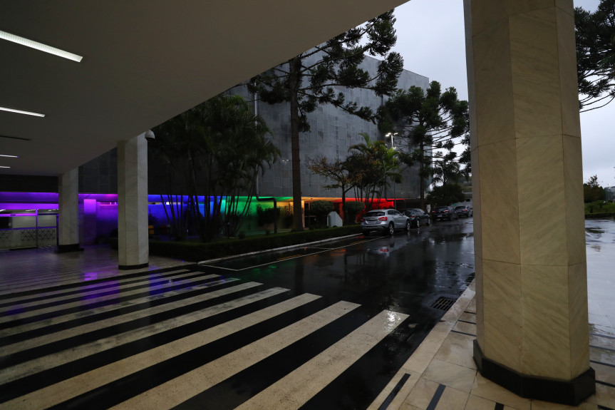 Assembleia Legislativa nas cores do arco-íris no Dia do Orgulho LGBTQIA+.