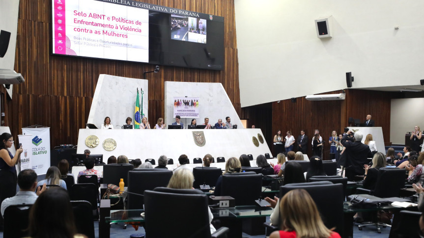 Solenidade ocorreu na tarde desta quarta-feira (4), no Plenário da Casa.