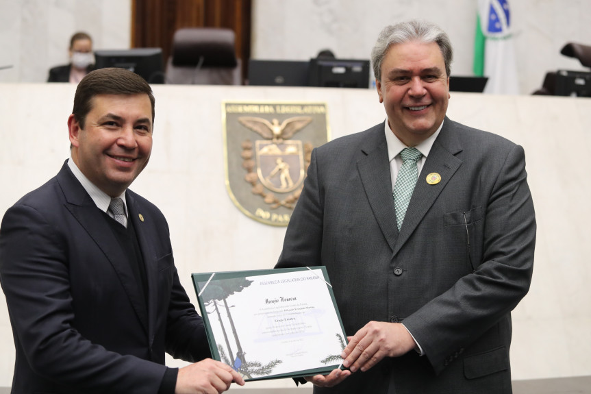 Assembleia Legislativa do Paraná homenageia Grupo Uninter pelos 10 anos do Centro Universitário.