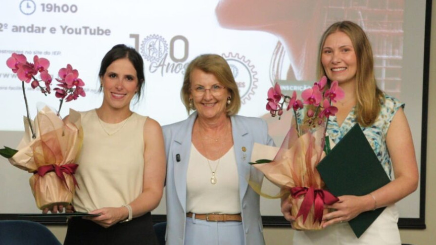 Secretária Márcia, com Larissa Vieira (à esq.) e Janice Soares: valorização das mulheres.