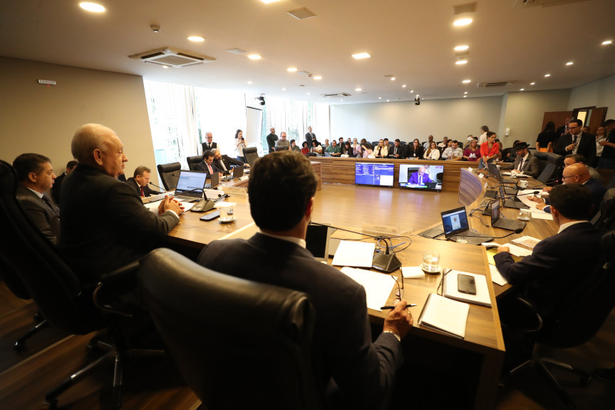 Reunião ocorreu no início da tarde desta terça-feira (11), no Auditório Legislativo.