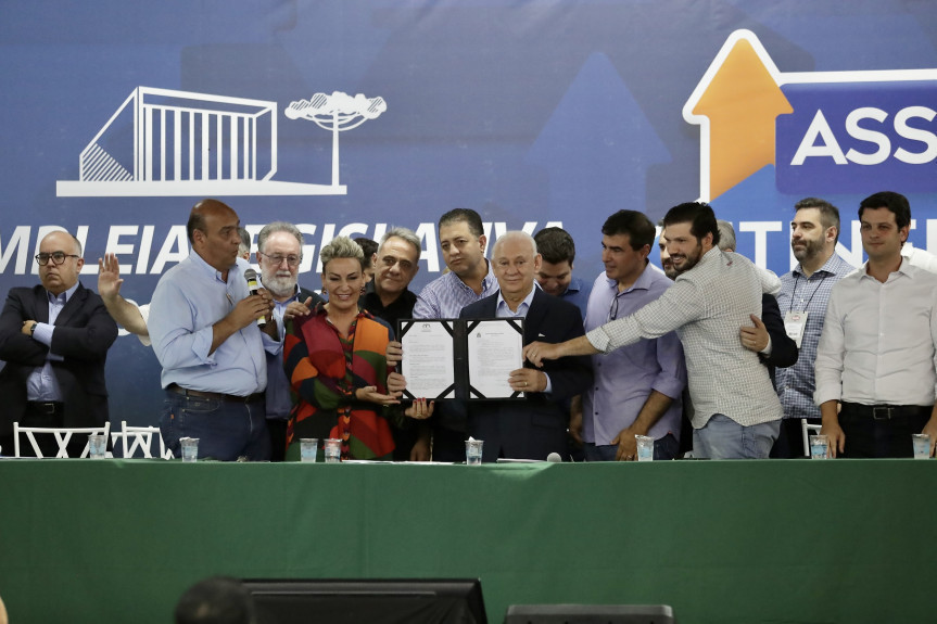 Durante o encontro, o presidente da Assembleia, deputado Ademar Traiano (PSD), e o primeiro secretário, deputado Alexandre Curi (PSD), e deputados estaduais da região receberam entidades do agronegócio e da sociedade civil organizada para ouvir as demandas e sugestões.