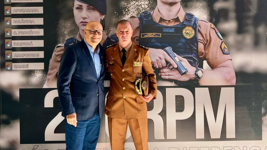 O deputado Luiz Claudio Romanelli (PSD) e o tenente-coronel Jeferson Agenor Busnello, novo comandante do 2º Comando Regional da Polícia Militar.