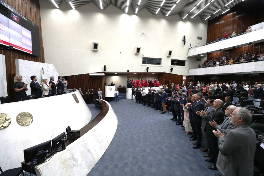 Solenidade lotou o Plenário da Assembleia Legislativa na noite desta terça-feira (26).