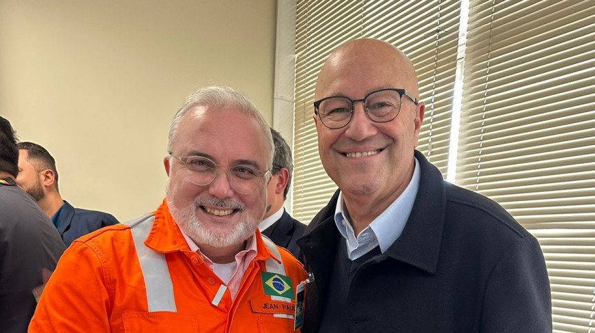 O deputado Luiz Claudio Romanelli (PSD) ao lado do presidente da Petrobras, Jean Paul Prates.