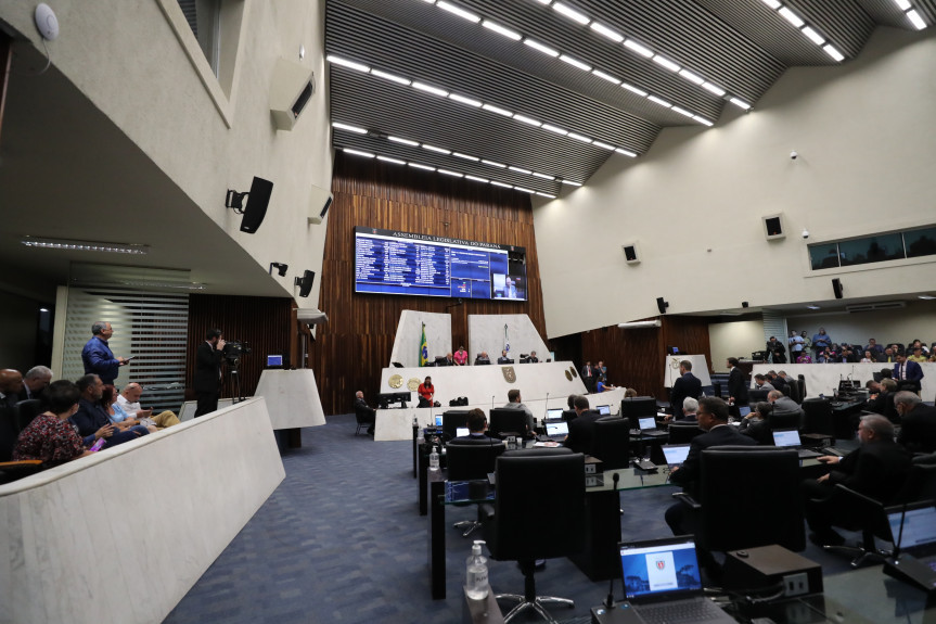 Projeto que prevê ganho real ao salário mínimo regional avança na Assembleia.